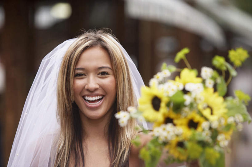 西方人,脸,头,脸颊,一个人,站,抱,横图,室外,特写,白天,正面,婚纱,婚礼,植物,欧洲,欧洲人,仅一个年轻女性,仅一个女性,仅一个人,朦胧,模糊,白纱,捧花,结婚,注视,肩膀,花,鲜花,绿色,太阳花,观察,看,站着,生长,成长,抱着,观看,察看,关注,年轻女性,女人,女性,白种人,头部,脸部,脸蛋,面部,站立,半身,彩图,婚礼服,礼服