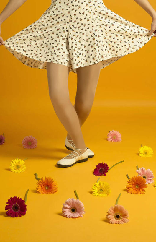 西方人,儿童,一个人,站,竖图,室内,特写,白天,正面,裙子,纯洁,地板,向日葵,欧洲,欧洲人,仅一个女性,仅一个人,一排,黄色背景,连衣裙,整齐,地面,花,鲜花,排列,小孩,太阳花,站着,仅一个小孩,可爱,童年,童趣,提,摄影,影棚,半身裙,吊带裙,提着,队列,童真,烂漫,无邪,裙摆,天真,女孩,女人,女性,白种人,孩子,半身,彩图,影棚拍摄,拍摄,女生