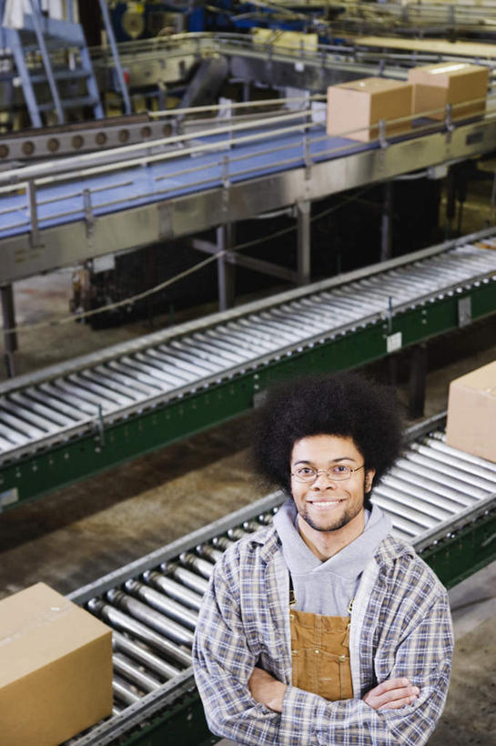 西方人,一个人,机修工,工厂,站,笑,双手交叉,微笑,露齿笑,竖图,俯视,室内,白天,机器,流水线,欧洲,欧洲人,仅一个男性,仅一个人,服装,眼镜,纸箱,注视,休闲装,盒子,工人,仅一个年轻男性,衣服,观察,看,站着,休闲,休闲服,服饰,观看,察看,双手抱胸,关注,近视眼镜,产品,男人,男性,年轻男性,白种人,机械师,机修工人,抬头,仰头,半身,彩图,高角度拍摄