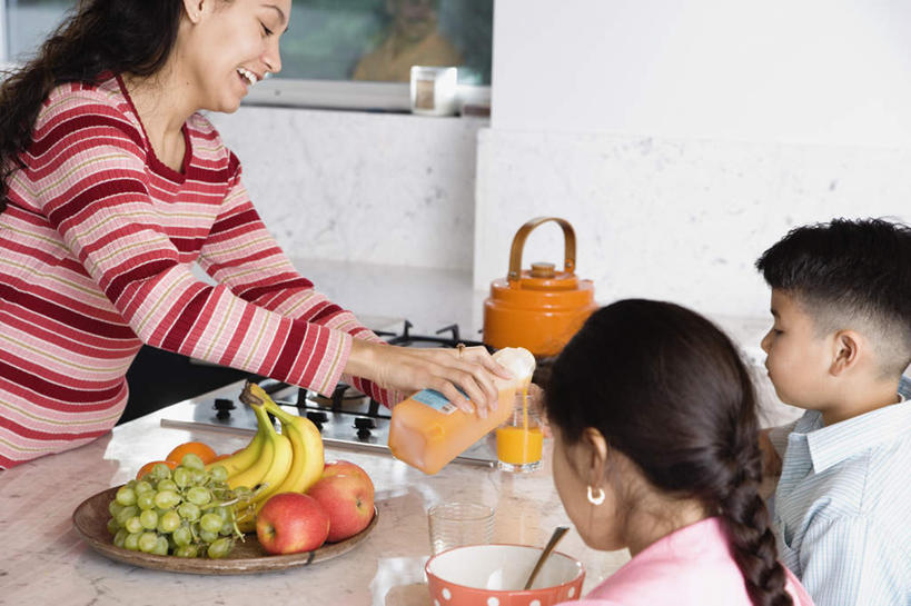 西方人,儿童,三个人,家庭,母亲,女儿,儿子,站,笑,微笑,露齿笑,横图,室内,白天,侧面,纯洁,苹果,柑橘,葡萄,香蕉,杯子,水果,欧洲,欧洲人,握,新鲜,陶瓷,生食,食品,果实,拿,拎,拿着,休闲装,墙壁,水壶,食物,饮料,小孩,白色,果盆,戒指,水杯,站着,休闲,温暖,温馨,母女,母子,一家人,休闲服,可爱,母爱,童年,童趣,握着,有机食品,绿色食品,和睦,童真,烂漫,无邪,天真,男孩,男人,男性,年轻女性,女孩,女人,女性,白种人,孩子,年轻人,长发,玻璃杯,茶杯,橘子,桔子,橙子,橙,半身,彩图,融洽,男生,女生,拎着