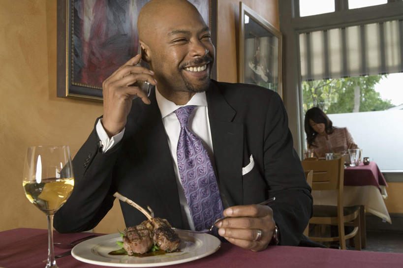 东方人,西方人,两个人,伙伴,朋友,站,坐,打电话,横图,室内,白天,正面,衬衫,西装,友谊,森林,树林,植物,桌子,杯子,电话,手机,椅子,欧洲,欧洲人,亚洲,套装,正装,刀叉,高脚杯,肉,领带,红酒杯,职业装,黄种人,通讯设备,肉类,玻璃制品,酒,树,树木,绿色,自然,酒杯,站着,生长,成长,稿子,肉食,交流,友情,男人,男性,年轻男性,年轻女性,女人,女性,白种人,亚洲人,光头,玻璃杯,装饰画,沟通,通话,坐着,半身,彩图,衬衣