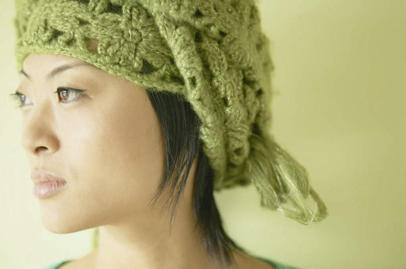 东方人,脸,头,脸颊,一个人,站,横图,室内,特写,白天,正面,帽子,亚洲,仅一个年轻女性,仅一个女性,仅一个人,戴,绿色背景,注视,黄种人,肩膀,观察,看,站着,转头,摄影,影棚,观看,戴着,察看,关注,编织品,年轻女性,女人,女性,亚洲人,头部,脸部,脸蛋,面部,半身,彩图,影棚拍摄,拍摄
