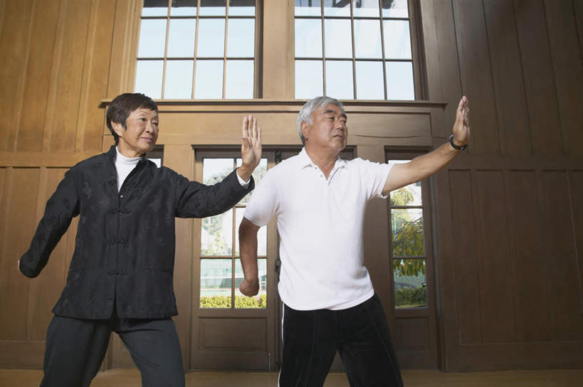 东方人,两个人,夫妻,体育馆,运动场,站,横图,室内,白天,仰视,爱情,锻炼,运动,植物,窗户,亚洲,阴影,服装,光线,影子,浪漫,注视,休闲装,黄种人,体育场,玻璃窗,树,树木,衣服,绿色,阳光,自然,观察,看,站着,休闲,休闲服,恩爱,恋人,服饰,生长,成长,观看,察看,关注,打拳,运动馆,体育,老年男性,老年女性,男人,男性,女人,亚洲人,夫妇,情侣,半身,彩图,低角度拍摄,健身,伴侣