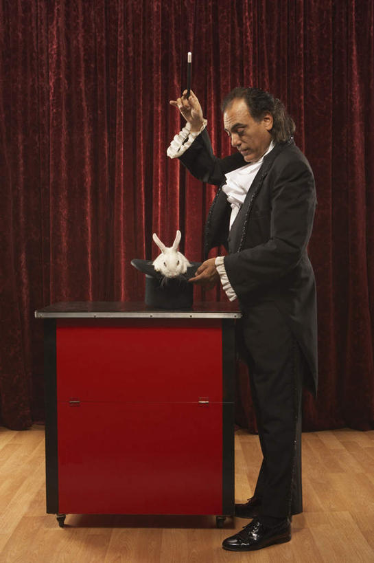 西方人,一个人,魔术师,站,举,竖图,室内,白天,侧面,制服,地板,桌子,欧洲,欧洲人,仅一个男性,仅一个人,仅一个中年男性,兔子,地面,木地板,托,站着,道具,魔术,魔术棒,魔术帽,变戏法,男人,男性,中年男性,白种人,魔术大师,举起,举手,举着,向上举,向上伸,向上托,站立,彩图,全身,礼服