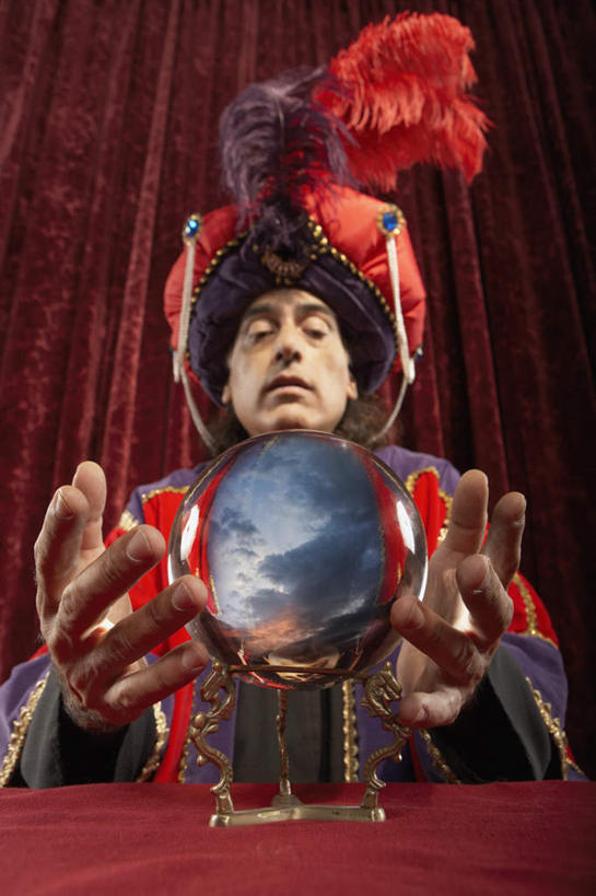 西方人,一个人,魔术师,坐,闭眼,竖图,室内,白天,仰视,羽毛,欧洲,欧洲人,仅一个男性,仅一个人,仅一个中年男性,红色,趴着,张嘴,水晶球,帷幕,魔术,变戏法,帷幔,幕布,幕帘,张大嘴巴,帷幔布,男人,男性,中年男性,白种人,张开嘴,魔术大师,闭眼睛,闭着眼,闭着眼睛,趴,坐着,半身,彩图,低角度拍摄