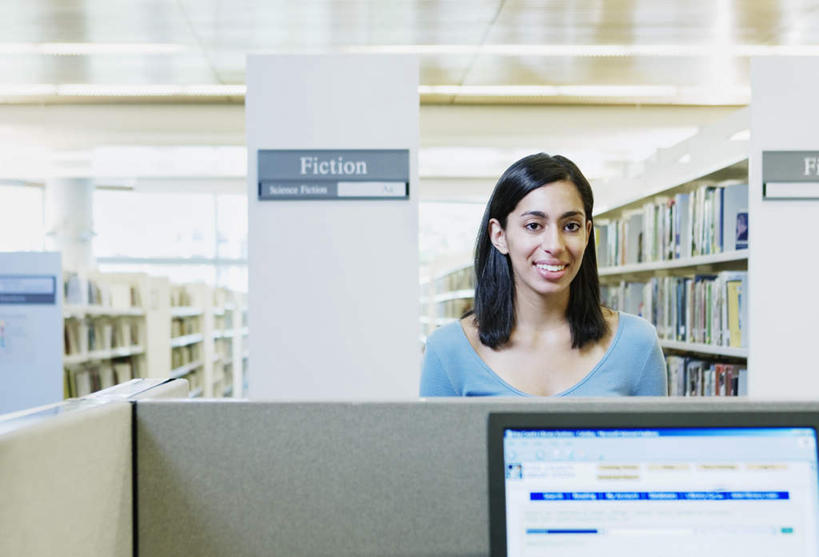 西方人,一个人,图书馆,站,笑,微笑,露齿笑,横图,室内,白天,正面,看书,阅读,电脑,显示器,地板,书架,桌面,桌子,书籍,欧洲,欧洲人,仅一个年轻女性,仅一个女性,仅一个人,一排,整齐,墙,地面,电脑桌,注视,顶灯,墙壁,灯,排列,灯具,隔板,观察,看,站着,读书,浏览,观看,察看,队列,关注,液晶显示器,输出设备,浏览室,照明工具,挡书板,书挡,书夹,书立,年轻女性,女人,女性,白种人,半身,彩图,书库,图书库,阅览室