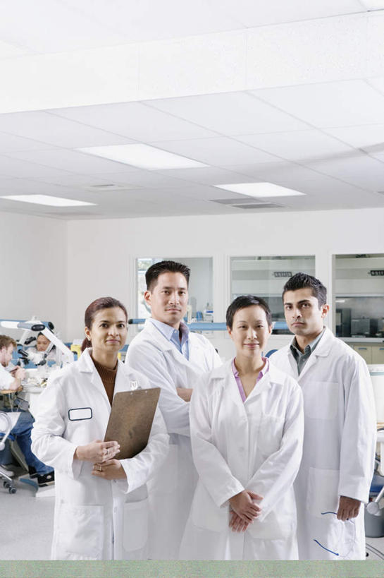 西方人,伙伴,朋友,站,笑,微笑,露齿笑,竖图,室内,白天,正面,衬衫,友谊,合作,团队,仪器,台灯,桌面,桌子,欧洲,欧洲人,档案,文件,实验室,许多人,拿,拿着,注视,顶灯,灯,资料,灯具,观察,看,手放前,站着,一群人,战略,实验仪器,观看,察看,白大褂,关注,照明工具,联合,合谋,配合,协作,男人,男性,年轻男性,年轻女性,女人,女性,白种人,半身,彩图,衬衣