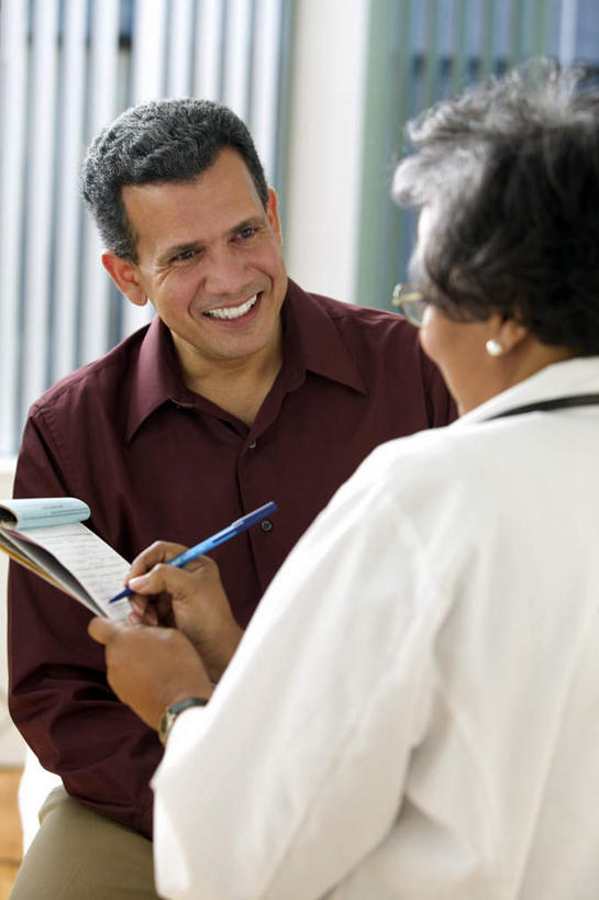 背部,两个人,医生,病人,医院,坐,笑,微笑,露齿笑,竖图,室内,白天,正面,衬衫,窗户,桌面,桌子,椅子,非洲,黑人,笔,档案,文件,墙,靠背椅,拿,拿着,注视,玻璃窗,墙壁,听诊器,资料,观察,记录,看,医护人员,医疗人员,观看,察看,白大褂,关注,文档,医疗机构,交流,老年女性,男人,男性,女人,女性,中年男性,非洲人,大夫,患者,就医者,沟通,坐着,半身,彩图,衬衣,病院,诊所