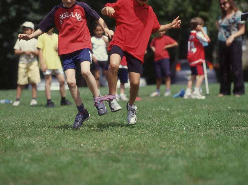东方人,西方人,儿童,伙伴,朋友,跳,横图,室外,白天,正面,锻炼,快乐,友谊,纯洁,比赛,运动,竞争,草地,草坪,植物,欧洲,欧洲人,亚洲,朦胧,模糊,布条,许多人,黄种人,娱乐,捆,草,小孩,绿色,一群人,休闲,可爱,童年,童趣,体育运动,童真,烂漫,无邪,体育,天真,友情,男孩,男人,男性,白种人,亚洲人,跳跃,半身,彩图,健身,男生