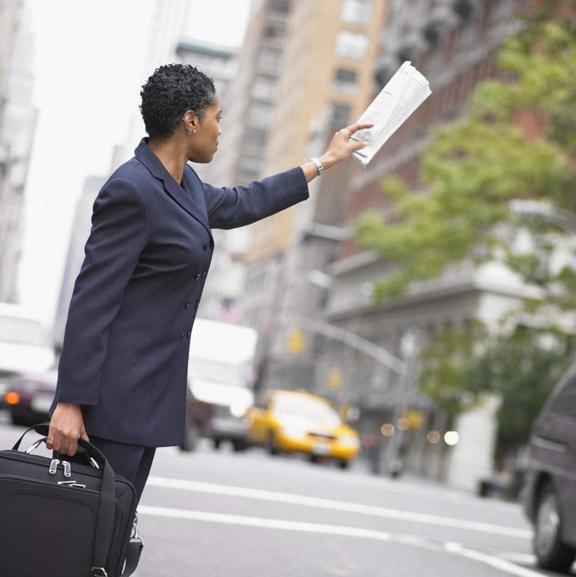 西方人,一个人,商务人士,商务女性,站,竖图,室外,白天,侧面,办公楼,道路,路,公路,报纸,欧洲,非洲,黑人,欧洲人,仅一个女性,仅一个人,套装,朦胧,模糊,公文包,纸张,交通,拿,拿着,注视,观察,看,站着,仅一个中年女性,商务楼,观看,察看,关注,商务装,拦车,工薪阶层,女人,女性,中年女性,非洲人,白领,上班族,马路,半身,彩图,商务包