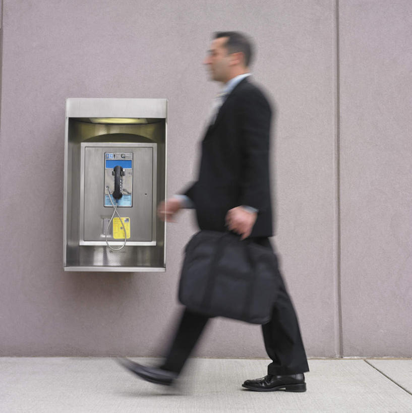 西方人,一个人,商务人士,办公室,站,竖图,室外,白天,侧面,衬衫,西装,商务,职员,欧洲,欧洲人,仅一个男性,仅一个人,仅一个中年男性,正装,公文包,领带,拿,拿着,注视,职业装,电话亭,观察,看,站着,金融,商务套装,经济,观看,察看,关注,贸易,男人,男性,中年男性,白种人,白领,商人,上班族,彩图,全身,西服,白领阶层,办公室职员,商务包