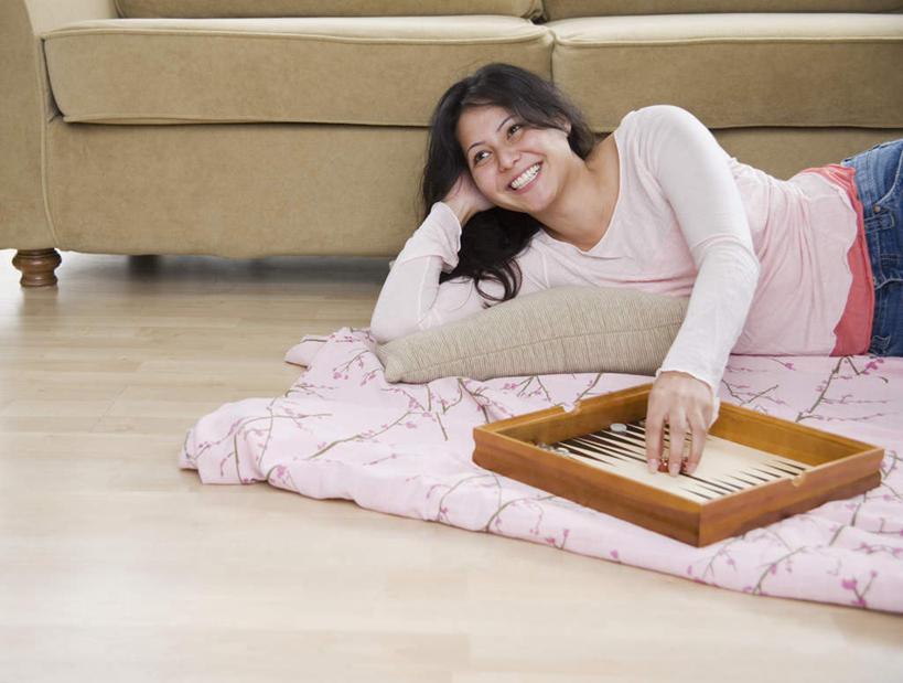 东方人,一个人,家庭,躺,横图,室内,白天,正面,游戏,快乐,赌博,贪欲,比赛,竞争,沙发,亚洲,仅一个年轻女性,仅一个女性,仅一个人,服装,玩,注视,休闲装,黄种人,娱乐,刺激,衣服,观察,看,趴着,休闲,休闲服,棋盘,服饰,观看,活动,察看,发泄,关注,消遣,智力,布艺沙发,双陆棋,投机,侥幸,欲望,宣泄,双陆,卧着,年轻女性,女人,女性,亚洲人,趴,躺着,玩耍,卧,嬉戏,半身,彩图,胜负,输赢