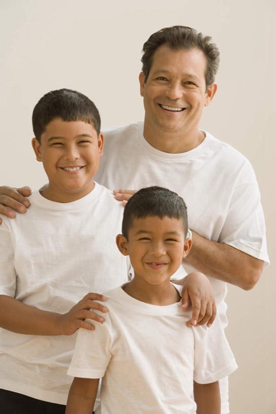 西方人,儿童,中年人,三个人,家庭,父亲,儿子,站,抱,笑,微笑,露齿笑,竖图,室内,白天,白色背景,正面,纯洁,地板,欧洲,欧洲人,服装,墙,地面,注视,休闲装,娱乐,墙壁,小孩,衣服,观察,看,站着,休闲,温暖,温馨,父子,一家人,休闲服,父爱,可爱,童年,童趣,搭,打闹,摄影,服饰,影棚,观看,和睦,察看,搭着,关注,童真,烂漫,无邪,天真,男孩,男人,男性,中年男性,白种人,孩子,怀抱,搂,搂抱,相抱,拥抱,站立,半身,彩图,影棚拍摄,拍摄,融洽,男生