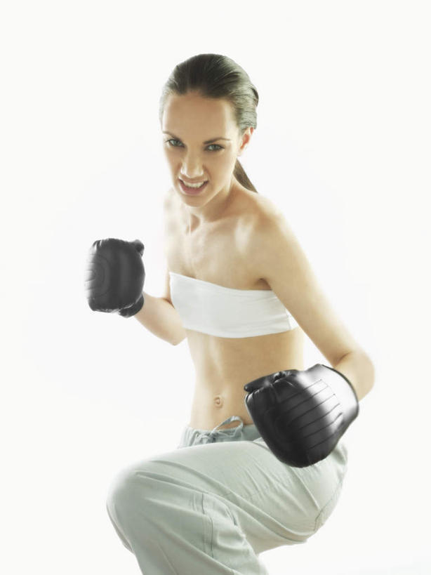 西方人,一个人,站,伸展双臂,竖图,室内,白天,白色背景,正面,运动服,安全,欧洲,欧洲人,仅一个年轻女性,仅一个女性,仅一个人,踢,服装,防护,拳击手套,注视,运动器械,衣服,手套,观察,看,站着,健身器械,踢腿,摄影,服饰,影棚,观看,保护,察看,衣着,穿着,关注,保险,健身器材,保全,周全,安稳,安定,防护手套,衣饰,平安,年轻女性,女人,女性,白种人,敞开双臂,伸开双臂,展开双肩,站立,张开手臂,张开双臂,半身,彩图,影棚拍摄,拍摄,运动器材,运动装