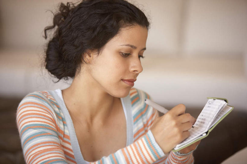 西方人,脸,头,眼睛,鼻子,脸颊,手,一个人,笑,微笑,横图,室内,特写,白天,侧面,欧洲,欧洲人,仅一个年轻女性,仅一个女性,仅一个人,写,服装,朦胧,模糊,笔,注视,休闲装,肩膀,衣服,观察,看,休闲,手部,休闲服,眼部,服饰,笔记,观看,察看,记,关注,年轻女性,女人,女性,白种人,头部,卷发,鼻,脸部,脸蛋,面部,半身,彩图