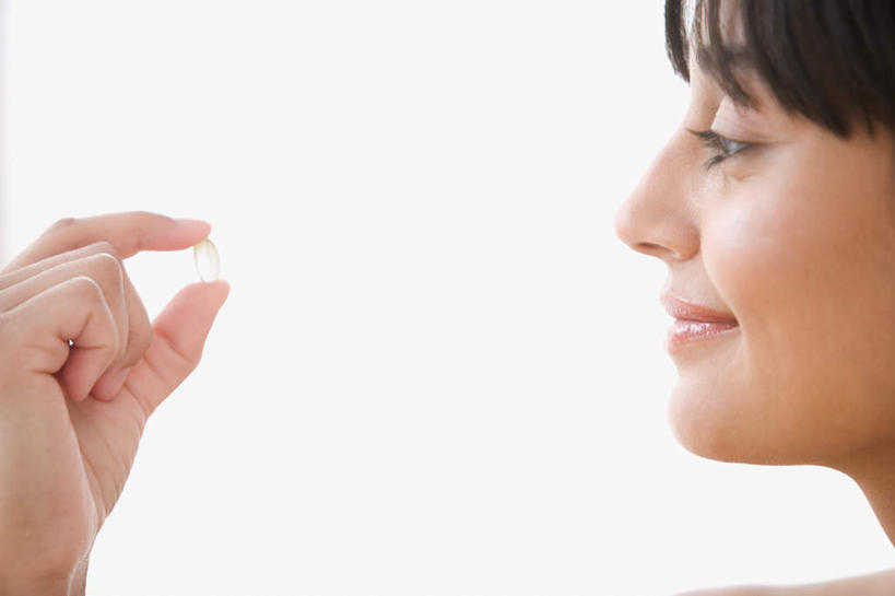 西方人,脸,头,脸颊,手,一个人,笑,微笑,横图,室内,特写,白天,白色背景,侧面,安全,欧洲,欧洲人,仅一个年轻女性,仅一个女性,仅一个人,握,药剂,药丸,防护,一颗,拿,拿着,注视,药片,粉色,药品,观察,看,手部,治疗,握着,摄影,影棚,观看,保护,药物,察看,医疗,关注,保险,预防,平安,年轻女性,女人,女性,白种人,头部,脸部,脸蛋,面部,半身,彩图,影棚拍摄,拍摄