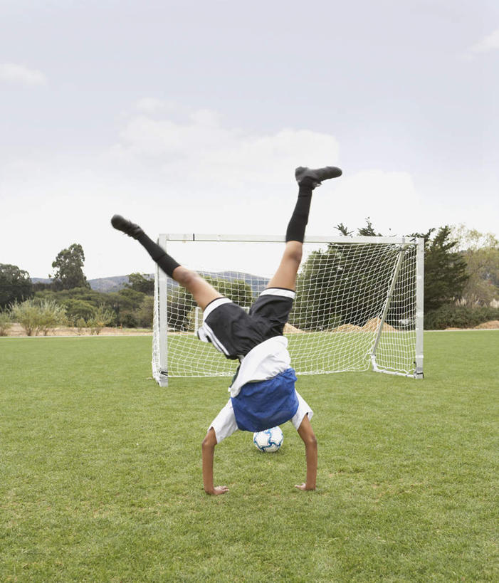 西方人,儿童,一个人,足球场,跳,竖图,室外,白天,正面,运动服,锻炼,纯洁,运动,草地,草坪,植物,欧洲,非洲,黑人,欧洲人,仅一个女性,仅一个人,撑,翻,服装,球门,滚,注视,草,树,树木,小孩,衣服,绿色,自然,观察,看,仅一个小孩,可爱,童年,童趣,服饰,生长,成长,翻跟斗,观看,张开双腿,翻跟头,察看,撑着,衣着,穿着,关注,绿茵场,童真,烂漫,无邪,衣饰,展开双腿,翻筋斗,体育,天真,女孩,女人,女性,非洲人,孩子,卧,彩图,全身,健身,足球比赛场地,转体,女生,伸展双腿,运动装