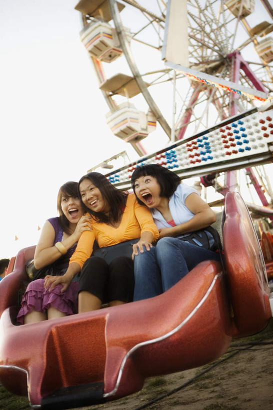 东方人,西方人,三个人,伙伴,朋友,游乐园,坐,笑,微笑,露齿笑,竖图,室外,白天,正面,游戏,友谊,游乐场,欧洲,欧洲人,亚洲,服装,玩,注视,休闲装,黄种人,娱乐,刺激,衣服,观察,看,休闲,休闲服,服饰,观看,察看,发泄,关注,消遣,超级大摆锤,大摆锤,宣泄,乐园,游乐项目,友情,年轻女性,女人,女性,白种人,亚洲人,玩耍,嬉戏,坐着,半身,彩图