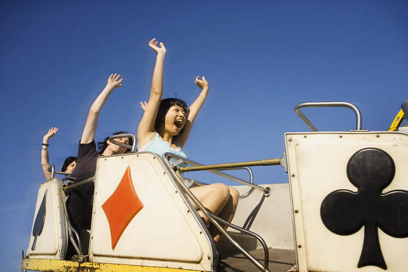 东方人,西方人,三个人,伙伴,朋友,坐,举,笑,微笑,露齿笑,横图,室外,白天,仰视,游戏,友谊,欧洲,欧洲人,亚洲,阴影,服装,曲折,弯曲,光线,方块,影子,梅花,玩,注视,休闲装,黄种人,娱乐,过山车,衣服,蓝色,蓝天,天空,阳光,天,观察,看,托,休闲,休闲服,服饰,游乐设施,云霄飞车,蜿蜒,晴朗,观看,活动,察看,发泄,关注,消遣,智力,黑桃,万里无云,宣泄,滑落,游艺设施,爬升,倒转,友情,男人,男性,年轻男性,年轻女性,女人,女性,白种人,亚洲人,晴空,晴空万里,举起,举手,举着,玩耍,嬉戏,向上举,向上伸,向上托,坐着,彩图,低角度拍摄,全身