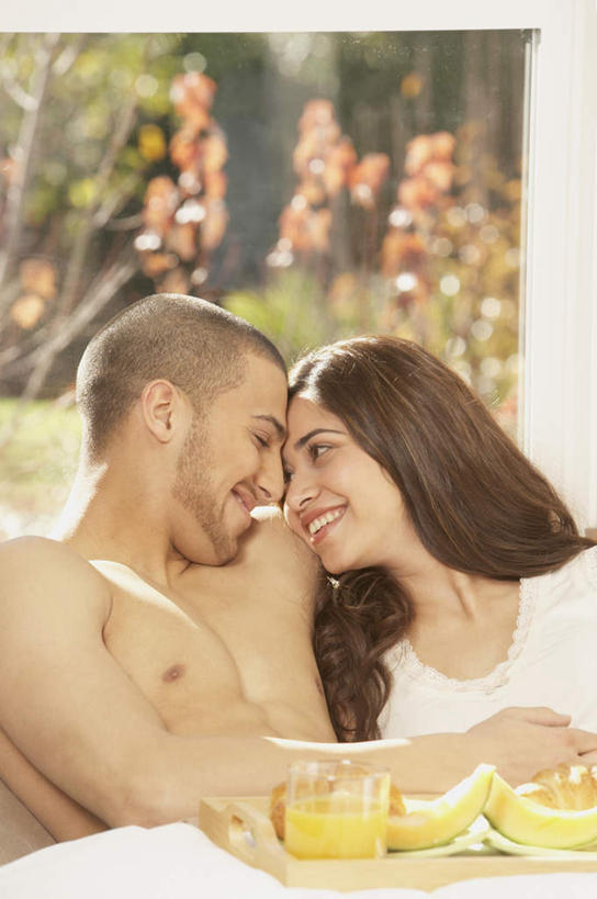 点心,面包,果汁,东方人,两个人,家庭,夫妻,坐,笑,微笑,露齿笑,竖图,室内,白天,正面,爱情,树林,植物,窗户,床,卧室,柑橘,杯子,餐具,亚洲,服装,碟子,盘,双人床,橙汁,食品,面点,床单,饮品,浪漫,注视,休闲装,黄种人,被子,裸露,玻璃窗,相视,玻璃制品,树,树木,食物,糕点,饮料,衣服,绿色,自然,盘子,水杯,碟,观察,看,休闲,温暖,温馨,一家人,面对面,休闲服,恩爱,恋人,服饰,生长,成长,观看,对视,和睦,察看,被单,互视,关注,可口,裸,相对,相看,适口,男人,男性,年轻男性,年轻女性,女人,女性,亚洲人,印度人,年轻人,夫妇,情侣,玻璃杯,橘子,桔子,橙子,橙,坐着,半身,彩图,睡房,卧房,伴侣,融洽