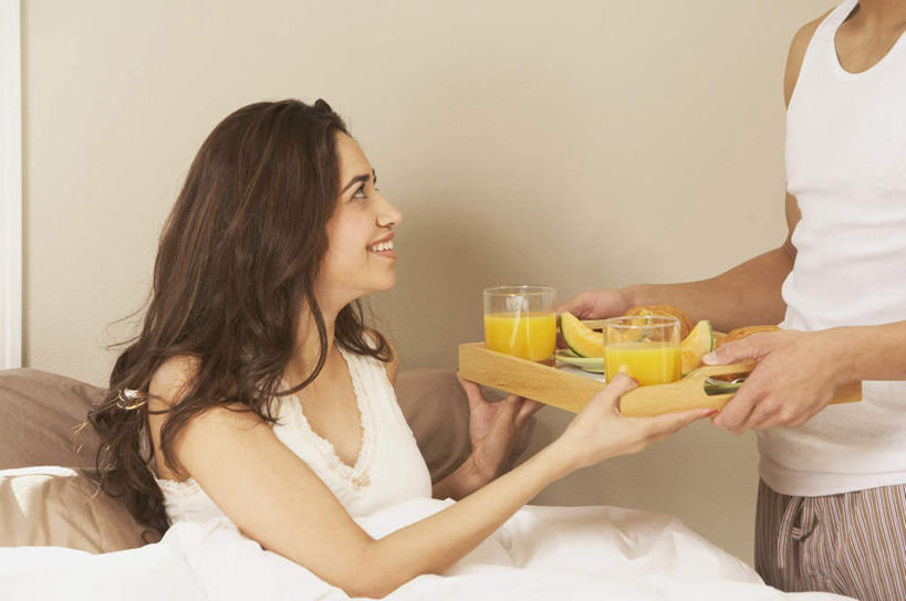 果汁,东方人,两个人,家庭,夫妻,站,坐,笑,微笑,露齿笑,横图,室内,白天,侧面,爱情,床,卧室,柑橘,杯子,餐具,亚洲,握,服装,碟子,盘,墙,双人床,橙汁,床单,饮品,浪漫,拿,拿着,注视,休闲装,黄种人,被子,墙壁,墙面,玻璃制品,饮料,衣服,盘子,水杯,碟,观察,看,站着,休闲,温暖,温馨,一家人,休闲服,恩爱,握着,恋人,服饰,观看,和睦,察看,被单,关注,可口,适口,男人,男性,年轻男性,年轻女性,女人,女性,亚洲人,印度人,年轻人,夫妇,情侣,玻璃杯,橘子,桔子,橙子,橙,站立,坐着,半身,彩图,睡房,卧房,伴侣,融洽