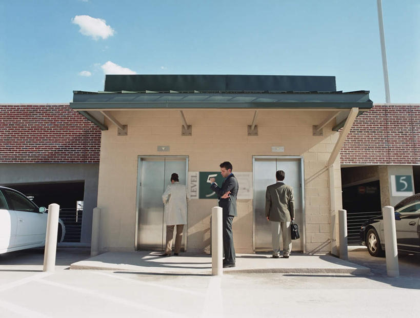 西方人,三个人,同事,商务人士,商务男性,商务女性,站,横图,室外,白天,衬衫,成功,合作,团队,集体,信心,电梯,汽车,欧洲,欧洲人,握,阴影,套装,光线,包,标志,公文包,数字,文字,影子,字符,云,云朵,运输工具,拿,云彩,拿着,标识,队伍,车,背面,蓝色,白云,蓝天,天空,阳光,交通工具,轿车,天,站着,握着,阿拉伯数字,升降梯,晴朗,公事包,领导,成就,载具,商务装,合伙,领袖,工薪阶层,男人,男性,年轻男性,年轻女性,女人,女性,中年男性,白种人,白领,上班族,晴空,站立,彩图,全身,衬衣,升降设备