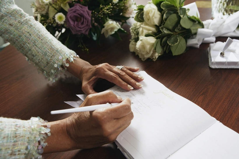 西方人,手,一个人,横图,俯视,室内,特写,白天,爱情,幸福,纯洁,热情,桌面,桌子,玫瑰,欧洲,欧洲人,双手,仅一个年轻女性,仅一个女性,仅一个人,握,阴影,盛开,反射,木制,英文,笔,标志,文字,影子,字符,字母,玫瑰花,办公用品,浪漫,花蕾,标识,水笔,文具,花,花瓣,花朵,鲜花,木制品,学习用品,花苞,花蕊,温暖,温馨,手部,恩爱,握着,英文字母,文具用品,一支,和睦,书写,感动,尊敬,誊写,天真,刺玫花,徘徊花,年轻女性,女人,女性,白种人,半身,彩图,高角度拍摄,融洽