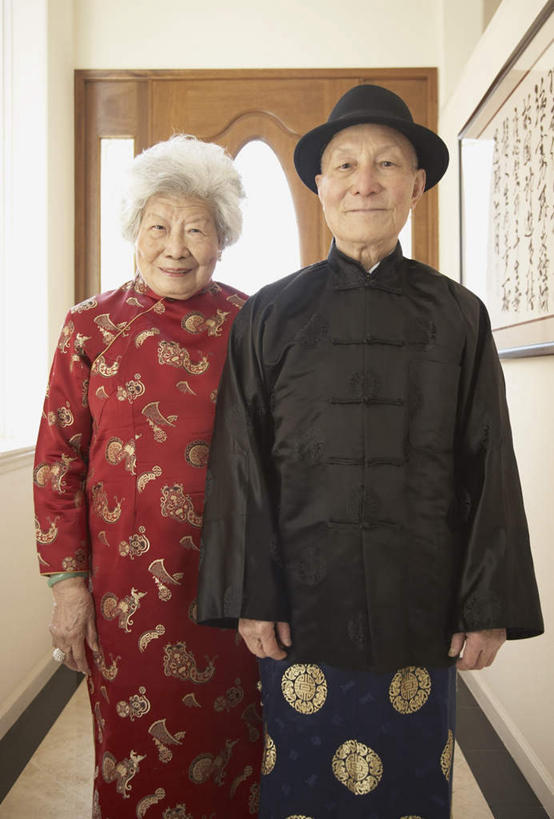 东方人,老年人,两个人,家庭,夫妻,站,笑,微笑,露齿笑,竖图,室内,白天,正面,民族服装,爱情,门,帽子,亚洲,旗袍,装饰,墙,走道,走廊,过道,浪漫,注视,礼帽,黄种人,文化,墙壁,墙面,红色,黑色,门框,观察,看,站着,温暖,温馨,一家人,恩爱,恋人,观看,华丽,修饰,点缀,和睦,察看,关注,中国文化,挂画,衬托,美观,雅致,雅观,一顶,老年男性,老年女性,男人,男性,女人,女性,亚洲人,夫妇,情侣,装饰画,站立,半身,彩图,传统服装,民俗服,伴侣,唐装,融洽,传统文化