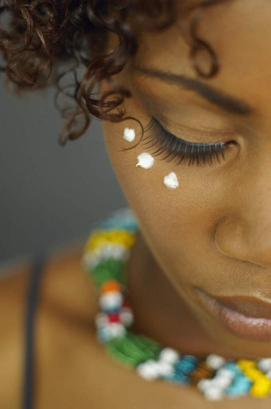 西方人,脸,头,嘴,脸颊,头发,一个人,站,闭眼,竖图,俯视,室内,特写,白天,失败,项链,吊带,欧洲,非洲,黑人,欧洲人,仅一个年轻女性,仅一个女性,仅一个人,灰色背景,服装,沮丧,棕色,吊带衫,肩膀,装饰品,衣服,饰品,首饰,嘟嘴,站着,难受,撅嘴,无奈,摄影,服饰,影棚,失望,悲伤,伤心,难过,衣着,穿着,失落,颓废,挫败,受挫,落败,落空,错过,失足,失意,失策,失算,颓丧,衰颓,悲哀,懊丧,颓靡,气馁,丧气,衣饰,败北,挫折,失利,年轻女性,女人,女性,非洲人,头部,卷发,脸部,脸蛋,面部,嘴巴,嘴唇,闭眼睛,闭着眼,闭着眼睛,站立,半身,彩图,高角度拍摄,影棚拍摄,拍摄,短发