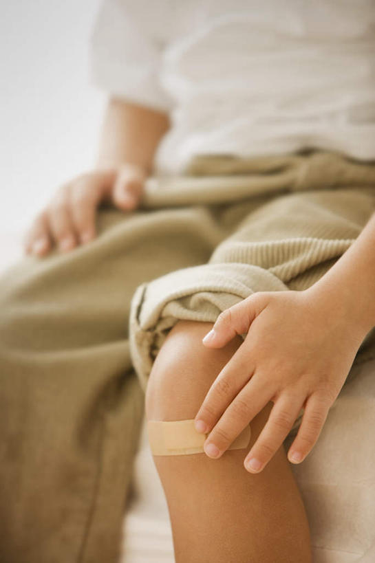 西方人,儿童,手,腿部,腿,一个人,坐,摸,竖图,室内,特写,白天,正面,纯洁,椅子,欧洲,印度,欧洲人,亚洲,双手,仅一个男性,仅一个人,抚摸,服装,朦胧,模糊,木椅,休闲装,小孩,衣服,仅一个小孩,休闲,手部,休闲服,可爱,童年,童趣,服饰,南亚,邦迪,童真,烂漫,无邪,拉贾斯坦邦,拉贾斯坦,印度共和国,天真,男孩,男人,男性,白种人,孩子,触摸,接触,坐着,半身,彩图,奔迪,本迪,男生