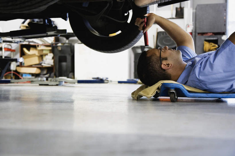 西方人,一个人,机修工,躺,横图,室内,白天,侧面,工作服,制服,汽车,照明,欧洲,欧洲人,仅一个男性,仅一个人,仅一个中年男性,一辆,握,朦胧,模糊,眼镜,墙,灯光,拿,拿着,注视,墙壁,墙面,车,灯,工人,白色,灯具,交通工具,轿车,观察,看,握着,观看,照亮,察看,照明设备,关注,载具,近视眼镜,工作制服,卧着,男性,中年男性,白种人,机械师,机修工人,躺着,卧,半身,彩图,工作套服,头灯