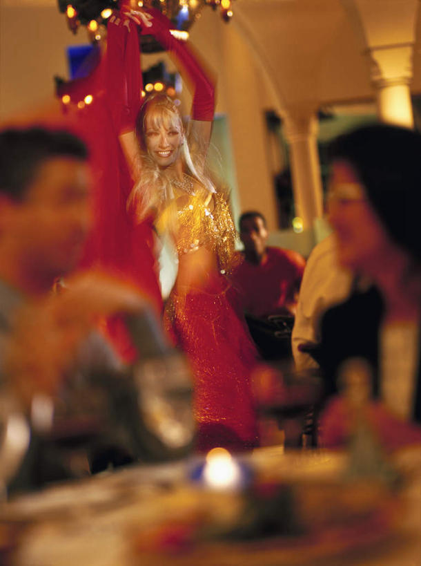 西方人,四个人,演员,餐厅,站,笑,微笑,露齿笑,竖图,室内,白天,正面,爱情,跳舞,欧洲,欧洲人,阴影,服装,朦胧,模糊,光线,影子,灯光,浪漫,注视,休闲装,相视,衣服,观察,看,站着,休闲,温暖,温馨,面对面,休闲服,恩爱,恋人,服饰,观看,对视,和睦,察看,互视,衣着,穿着,关注,相对,舞姿,表演服,演出服,肚皮舞,相看,衣饰,道具服,男人,男性,女人,女性,中年男性,中年女性,白种人,情侣,站立,坐着,半身,彩图,舞蹈,餐馆,饭店,饭馆,伴侣,融洽