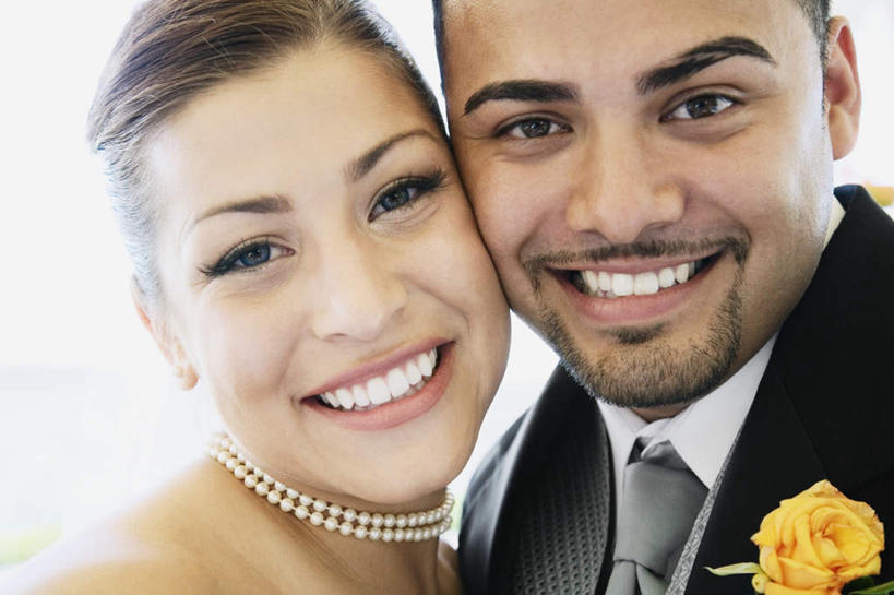 西方人,脸,头,脸颊,两个人,家庭,夫妻,新娘,新郎,站,笑,微笑,露齿笑,横图,室内,特写,白天,正面,衬衫,西装,爱情,婚礼,快乐,幸福,纯洁,热情,玫瑰,项链,欧洲,非洲,黑人,欧洲人,套装,正装,庆祝,盛开,珍珠,玫瑰花,领带,结婚,浪漫,花蕾,依偎,注视,职业装,黄玫瑰,装饰品,花,花瓣,花朵,鲜花,黄色,饰品,首饰,花苞,花蕊,观察,看,靠,靠着,倚靠,站着,健康,温暖,温馨,喜庆,一家人,恩爱,恋人,观看,纪念,贵重,和睦,察看,珍贵,倚着,富有,象征,庄重,关注,身份,感动,依附,依赖,投靠,尊敬,正式,地位,宝贵,有机宝石,天真,刺玫花,徘徊花,男人,男性,年轻女性,女人,女性,中年男性,白种人,非洲人,年轻人,头部,脸部,脸蛋,面部,夫妇,情侣,站立,半身,彩图,衬衣,高兴,伴侣,融洽