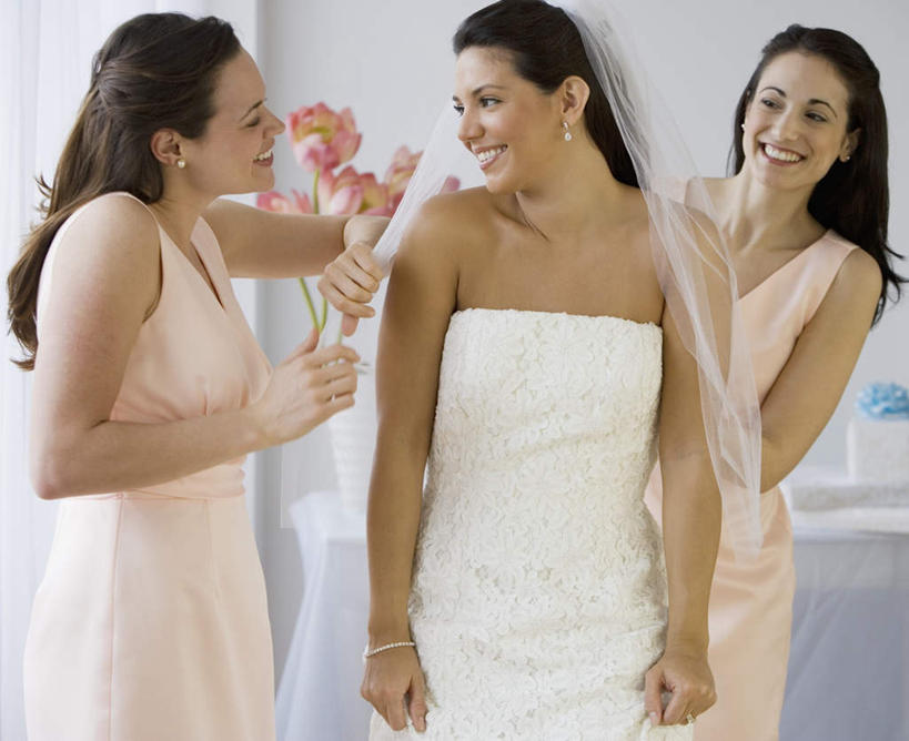 西方人,三个人,新娘,站,笑,微笑,露齿笑,横图,室内,白天,正面,婚纱,晚礼服,婚礼,快乐,欧洲,欧洲人,握,头纱,朦胧,模糊,庆祝,盛开,墙,结婚,花蕾,扭头,注视,墙壁,墙面,花,花瓣,花朵,鲜花,白色,花苞,花蕊,观察,看,站着,转头,喜庆,握着,观看,纪念,伴娘,察看,关注,年轻女性,女人,女性,白种人,站立,半身,彩图,婚礼服,礼服,晚宴服,舞会服,洋服,洋装,夜礼服,高兴,婚礼头纱