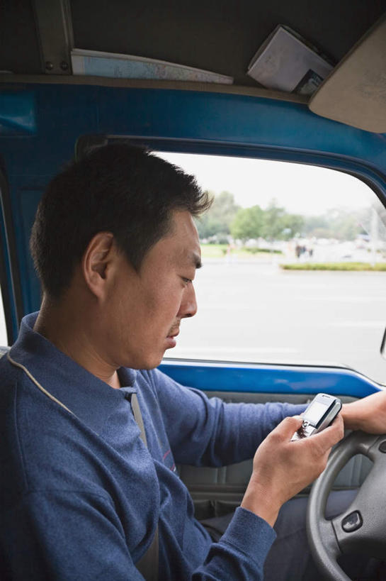 东方人,一个人,司机,坐,打电话,竖图,室外,白天,侧面,机器,仪器,植物,窗户,卡车,汽车,电话,手机,亚洲,仅一个男性,仅一个人,仅一个中年男性,敲打,握,服装,拿,拿着,注视,休闲装,黄种人,设备,输入,通讯设备,玻璃窗,车,树,树木,衣服,绿色,自然,车窗,方向盘,交通工具,打字,低头,观察,驾驶,看,行驶,休闲,休闲服,握着,服饰,生长,成长,观看,点击,敲击,控制,察看,关注,载具,一部,垂头,交流,按键,男人,男性,中年男性,亚洲人,驾驶员,沟通,通话,坐着,半身,彩图