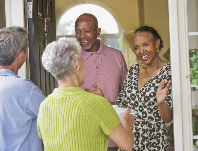 西方人,老年人,背部,四个人,家庭,夫妻,伙伴,朋友,站,笑,说,微笑,露齿笑,横图,室外,白天,正面,爱情,烹饪,讨论,友谊,门,厨具,欧洲,非洲,黑人,欧洲人,握,服装,锅子,砂锅,陶瓷,陶瓷制品,浪漫,拿,拿着,注视,休闲装,锅,相视,装饰品,衣服,耳环,饰品,首饰,门框,打开,观察,看,站着,休闲,温暖,温馨,一家人,面对面,休闲服,恩爱,握着,恋人,服饰,锅具,观看,对视,和睦,察看,互视,开启,关注,相对,烹饪用具,相看,耳饰,交流,友情,老年男性,老年女性,男人,男性,女人,女性,白种人,非洲人,夫妇,情侣,烹调用具,沟通,讲话,交谈,烹调,商讨,说话,谈话,站立,半身,彩图,伴侣,融洽