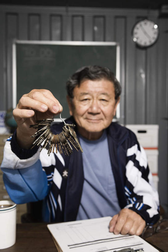 东方人,一个人,商务人士,商务男性,坐,举,竖图,室内,白天,正面,衬衫,安全,桌子,亚洲,仅一个男性,仅一个人,一把,握,阴影,套装,时间,反射,材料,档案,时钟,文件,影子,办公桌,墙,防护,钥匙,集装箱,拿,计时,拿着,注视,黄种人,货柜,墙壁,墙面,黑板,箱子,资料,挂钟,钟表,观察,看,托,仅一个老年男性,表,教学,握着,运输,观看,保护,察看,开启,封闭,关注,文档,保险,商务装,私密,工薪阶层,物流,保全,周全,安稳,安定,防盗,耐磨,教学黑板,平安,老年男性,男人,男性,亚洲人,白领,上班族,钟,举起,举手,举着,向上举,向上伸,向上托,坐着,半身,彩图,衬衣