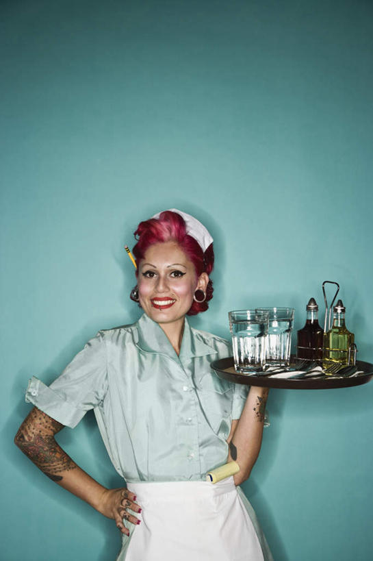 西方人,一个人,服务员,站,举,笑,微笑,露齿笑,竖图,室内,白天,正面,工作服,制服,时尚,杯子,餐具,欧洲,欧洲人,仅一个年轻女性,仅一个女性,仅一个人,许多,绿色背景,阴影,反射,碟子,盘,影子,墙,很多,注视,文化,手叉腰,纹身,墙壁,墙面,玻璃制品,绿色,盘子,水杯,碟,叉腰,观察,看,托,站着,个性,摄影,信仰,影棚,观看,察看,关注,刺青,追求,想象,文身,勇气,崇拜,张扬,工作制服,年轻女性,女人,女性,白种人,服务生,侍者,玻璃杯,举起,举手,举着,向上举,向上伸,向上托,站立,半身,彩图,影棚拍摄,工作套服,拍摄