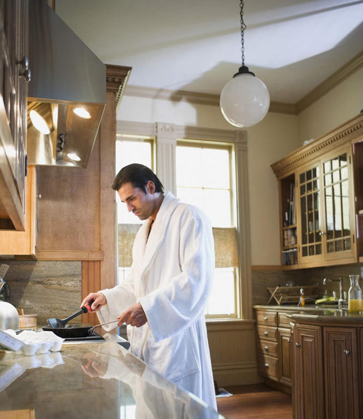 西方人,一个人,站,竖图,室内,白天,侧面,浴袍,烹饪,厨房,窗户,地板,厨具,金属制品,照明,欧洲,欧洲人,仅一个男性,仅一个人,握,阴影,反射,金属,电器,锅子,烤炉,烤箱,影子,灯光,地面,拿,锅铲,拿着,注视,锅,吊灯,木地板,玻璃窗,灯,仅一个年轻男性,灯具,低头,观察,看,站着,握着,锅具,观看,照亮,察看,家电,家用电器,照明设备,关注,炊具,烹饪用具,男人,男性,年轻男性,白种人,烹调用具,烹调,站立,半身,彩图,汤帷子,浴衣,灶间,小家电