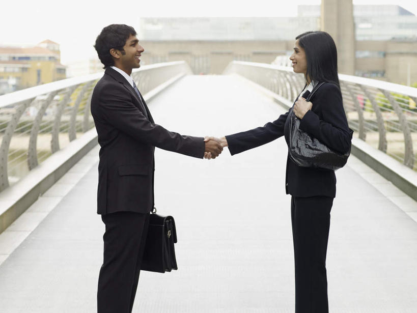 两个人,同事,商务人士,商务男性,商务女性,高楼大厦,栏杆,站,握手,笑,微笑,露齿笑,横图,室外,白天,侧面,衬衫,成功,办公楼,合作,团队,集体,信心,大桥,大厦,建筑,立交桥,摩天大楼,桥梁,写字楼,亚洲,套装,包,公文包,高架,围栏,斜拉桥,桥,领带,注视,队伍,护栏,相视,楼宇,观察,看,站着,面对面,商务楼,公事包,观看,对视,察看,领导,互视,象征,庄重,成就,关注,相对,商务装,身份,合伙,领袖,工薪阶层,相看,正式,地位,男人,男性,年轻男性,女人,女性,中年女性,亚洲人,印度人,白领,上班族,搀手,拉手,手搀手,手拉手,手牵手,手握手,站立,半身,彩图,衬衣,大楼,高层建筑,高楼,摩天楼