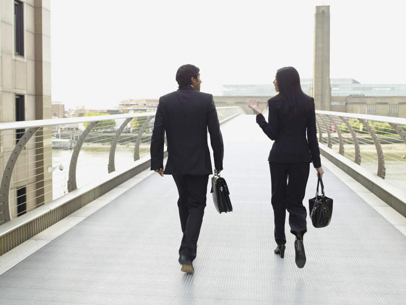 两个人,同事,商务人士,商务男性,商务女性,高楼大厦,栏杆,走,横图,室外,白天,衬衫,成功,合作,团队,集体,信心,大桥,大厦,建筑,立交桥,摩天大楼,桥梁,亚洲,握,套装,包,公文包,高架,围栏,斜拉桥,桥,拿,拿着,队伍,护栏,背面,楼宇,握着,公事包,领导,成就,商务装,合伙,领袖,工薪阶层,男人,男性,年轻男性,女人,女性,中年女性,亚洲人,印度人,白领,上班族,步行,散步,走路,彩图,全身,衬衣,大楼,高层建筑,高楼,摩天楼