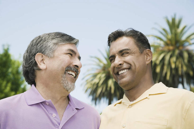 西方人,两个人,伙伴,朋友,站,笑,微笑,露齿笑,横图,室外,白天,仰视,友谊,植物,棕榈树,叶子,欧洲,欧洲人,阴影,服装,光线,影子,绿叶,注视,休闲装,树,树木,衣服,蓝色,绿色,蓝天,天空,阳光,自然,天,观察,看,站着,休闲,休闲服,嫩叶,服饰,生长,晴朗,成长,观看,察看,关注,棕榈叶,万里无云,友情,老年男性,男人,男性,中年男性,白种人,叶,叶片,晴空,晴空万里,站立,半身,彩图,低角度拍摄