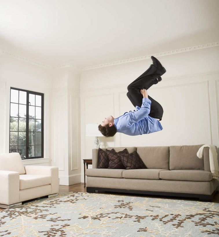 西方人,一个人,商务人士,商务男性,客厅,跳,竖图,室内,白天,侧面,衬衫,锻炼,运动,窗户,地板,地毯,沙发,书籍,欧洲,欧洲人,仅一个男性,仅一个人,翻,套装,装饰,编织,手工艺品,墙,领带,织物,地面,滚,注视,木地板,玻璃窗,墙壁,墙面,仅一个年轻男性,白色,工艺品,观察,看,翻跟斗,观看,华丽,修饰,点缀,翻跟头,察看,起居室,象征,庄重,关注,商务装,身份,布艺沙发,工薪阶层,衬托,美观,雅致,雅观,正式,地位,客堂,翻筋斗,体育,男人,男性,年轻男性,白种人,白领,上班族,书,图书,卧,彩图,全身,衬衣,健身,转体