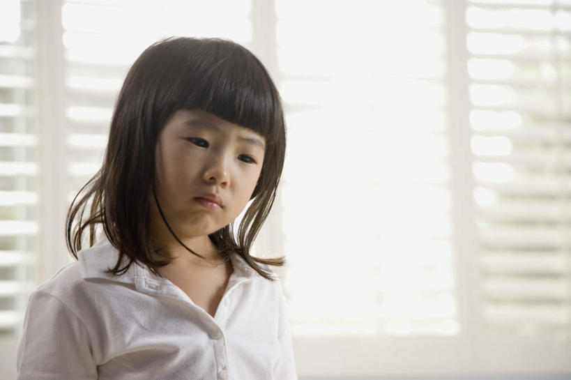 东方人,儿童,嘴,一个人,站,横图,室内,白天,正面,失败,纯洁,窗户,亚洲,仅一个女性,仅一个人,阴影,服装,沮丧,反射,影子,百叶窗,注视,休闲装,黄种人,小孩,衣服,嘟嘴,观察,看,站着,仅一个小孩,休闲,难受,休闲服,撅嘴,可爱,童年,童趣,无奈,服饰,观看,失望,悲伤,察看,伤心,难过,关注,失落,童真,烂漫,无邪,颓废,挫败,受挫,落败,落空,错过,失足,失意,失策,失算,颓丧,衰颓,悲哀,懊丧,颓靡,气馁,丧气,败北,挫折,失利,天真,女孩,女人,女性,亚洲人,孩子,嘴巴,嘴唇,站立,半身,彩图,女生