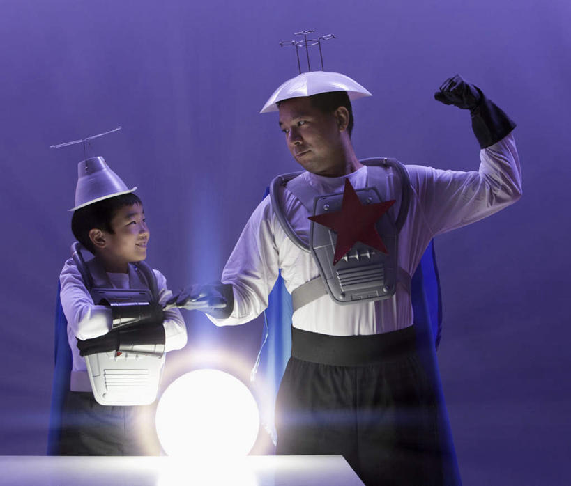 东方人,儿童,中年人,两个人,家庭,父亲,儿子,站,举,笑,双手交叉,微笑,露齿笑,横图,室内,白天,正面,纯洁,照明,亚洲,握,紫色背景,服装,梦幻,发光,光束,灯光,光亮,注视,黄种人,鼓励,灯,小孩,衣服,灯具,观察,加油,看,手势,托,握拳,站着,温暖,温馨,父子,一家人,射灯,父爱,可爱,童年,童趣,打气,握着,摄影,服饰,影棚,观看,照亮,和睦,正义,察看,双手抱胸,未来,衣着,照明设备,穿着,关注,发亮,鼓舞,超人,表演服,演出服,童真,憧憬,烂漫,无邪,衣饰,超级英雄,英雄,超能力,公理,道具服,天真,男孩,男人,男性,中年男性,亚洲人,孩子,举起,举手,举着,向上举,向上伸,向上托,站立,半身,彩图,影棚拍摄,拍摄,融洽,男生