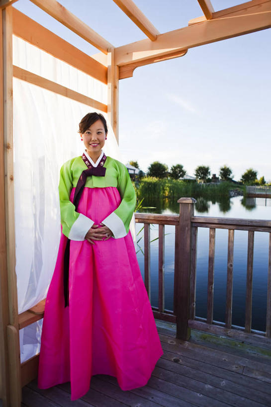 蝶泳,西方人,一个人,栏杆,站,笑,微笑,露齿笑,室外,白天,正面,民族服装,爱情,湖,湖泊,美景,水,植物,欧洲,欧洲人,仅一个年轻女性,仅一个女性,仅一个人,阴影,光线,木质,白纱,影子,湖面,景观,水流,水面,围栏,浪漫,注视,护栏,装饰品,树,树木,红色,蓝色,绿色,蓝天,天空,阳光,自然,戒指,饰品,首饰,湖水,天,观察,看,站着,景色,恩爱,服饰,生长,晴朗,成长,观看,信物,察看,权利,关注,自然风光,万里无云,手饰,朝鲜服,年轻女性,女人,女性,白种人,晴空,晴空万里,站立,彩图,全身,传统服装,民俗服,韩服