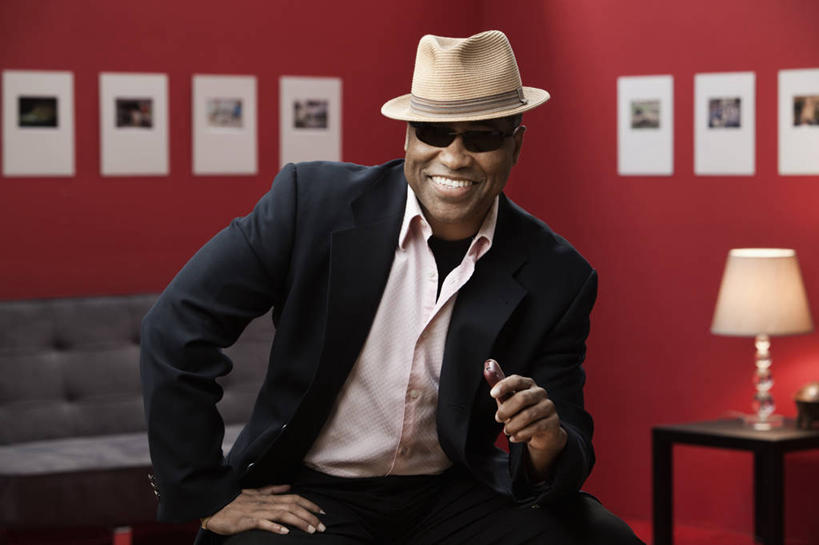 冲浪,西方人,一个人,办公室,坐,笑,打电话,微笑,露齿笑,室内,白天,正面,衬衫,西装,沙发,台灯,桌子,电话,帽子,手机,照明,欧洲,非洲,黑人,欧洲人,仅一个男性,仅一个人,仅一个中年男性,一排,许多,握,阴影,套装,正装,整齐,装饰,并列,并排,光线,木制,墨镜,眼镜,影子,灯光,茶几,注视,职业装,礼帽,通讯设备,灯,排列,红色,木制品,太阳镜,太阳眼镜,灯具,观察,看,米色,遮阳镜,握着,观看,华丽,修饰,照亮,点缀,察看,照明设备,队列,关注,挂画,平行,衬托,美观,雅致,雅观,交流,男人,男性,中年男性,非洲人,装饰画,沟通,通话,坐着,半身,彩图,衬衣,皮沙发