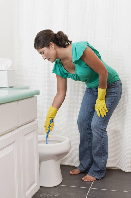 蝶泳,西方人,一个人,站,室内,白天,正面,安全,生活用品,卫生间,浴室,桌面,桌子,欧洲,欧洲人,仅一个女性,仅一个人,弯腰,握,服装,裤子,木制,工具,马桶,墙,防护,拿,拿着,注视,牛仔裤,休闲装,墙壁,墙面,一个,衣服,木制品,手套,刷子,观察,看,站着,仅一个中年女性,休闲,休闲服,握着,服饰,座便器,单个,马桶刷,观看,保护,察看,关注,清洁用具,保险,卫浴,保全,周全,安稳,安定,弯身,防护手套,子孙桶,平安,女人,女性,中年女性,白种人,淋浴房,站立,彩图,全身,冲凉房,沐浴间,沐浴室