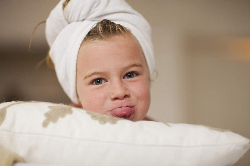 冲浪,西方人,儿童,脸,头,脸颊,一个人,室内,特写,白天,正面,纯洁,靠垫,欧洲,欧洲人,仅一个女性,仅一个人,朦胧,模糊,纺织物,靠枕,注视,吐舌头,小孩,白色,垫子,毛巾,枕头,观察,看,清洁,伸舌头,仅一个小孩,鬼脸,吐舌,可爱,童年,童趣,观看,保暖,察看,关注,童真,透气,烂漫,无邪,防水,储水,耐磨,吸水,天真,女孩,女人,女性,白种人,孩子,头部,脸部,脸蛋,面部,半身,彩图,女生