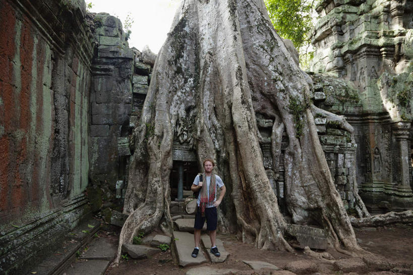 冲浪,西方人,一个人,寺庙,站,室外,白天,正面,旅游,度假,美景,名胜古迹,植物,标志建筑,地标,建筑,欧洲,柬埔寨,欧洲人,亚洲,仅一个男性,仅一个人,仅一个中年男性,阴影,服装,节日,遗迹,光线,影子,景观,燃烧,注视,休闲装,古迹,文化,文物,娱乐,建设,手叉腰,古建筑,树,树木,衣服,绿色,阳光,自然,香火,庙宇,叉腰,观察,看,祈祷,站着,享受,休闲,健康,休闲服,旅游胜地,景色,放松,许愿,宗教,服饰,东南亚,信仰,生长,成长,观看,纪念,祈求,察看,关注,自然风光,古文明,高棉,塔普伦寺,塔布茏寺,柬埔寨王国,吉蔑,单手叉腰,平安,男人,男性,中年男性,白种人,站立,彩图,全身,庙,寺
